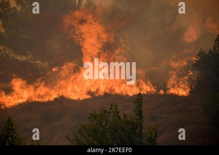 ©PHOTOPQR/L'INDEPENDANT/BOYER Claude ; 24/07/2021 / BRANDSTIFTUNG / feu DE FORET VERS FONTCOUVERTE / - bei Fontcouverte, Südwestfrankreich, juli 24. 2021. Riesige Waldbrände zerstören etwa 500 Hektar Stockfoto