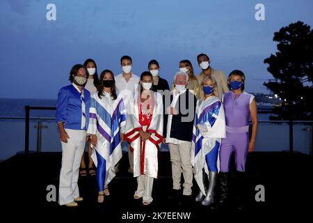 ©PHOTOPQR/NICE MATIN/Dylan Meiffret ; Monaco ; 25/07/2021 ; MONACO, le 24/07/2021, Arrivée de la famille princière au concert du groupe Tribute officiel d'Abba au Sports de Monte-Carlo. ICI : de g. à d. au Premier Plan : Deux membres du groupe ABBA, Stéphanie de Monaco, deux autres membres du groupe ABBA. De g. à d. en arrière Plan : Marie CHEVALLIER, Louis DUCRUET, Camille GOTTLIEB, Pauline DUCRUET et Maxime GIACCARDI die Kampf-Aids-Gala im Sporting Monte-Carlo am 24. Juli 2021 in Monte-Carlo, Monaco Stockfoto