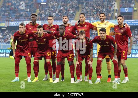 Genua, Italien. 17. Oktober 2022. Die AS Roma, die elf beginnen, stehen vor dem Start für ein Teamfoto in der hinteren Reihe ( L bis R ); Tammy Abraham, Gianluca Mancini, Bryan Cristante, Chris Smalling, Rui Patricio und Lorenzo Pellegrini, erste Reihe ( L bis R ); Andrea Belotti, Stephan El Shaarawy, Mady Camara, Nicola Zalewski und Roger Ibanez, in der Serie A Spiel bei Luigi Ferraris, Genua. Bildnachweis sollte lauten: Jonathan Moscrop/Sportimage Kredit: Sportimage/Alamy Live News Stockfoto