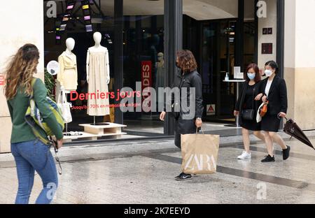 ©PHOTOPQR/LE PARISIEN/Delphine Goldsztejn ; Paris ; 27/07/2021 ; Les soldes d'été 2021 ont débuté mercredi 30 juin et se terminent mardi 27 juillet. Dernier jour des soldes Champs Elysées Paris 8ème Paris, Frankreich, juli 27. 2021 das Ende der Sommerverkäufe in Frankreich Stockfoto