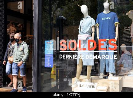 ©PHOTOPQR/LE PARISIEN/Delphine Goldsztejn ; Paris ; 27/07/2021 ; Les soldes d'été 2021 ont débuté mercredi 30 juin et se terminent mardi 27 juillet. Dernier jour des soldes Champs Elysées Paris 8ème Paris, Frankreich, juli 27. 2021 das Ende der Sommerverkäufe in Frankreich Stockfoto