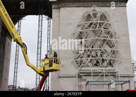 ©PHOTOPQR/LE PARISIEN/Delphine Goldsztejn ; Paris ; 27/07/2021 ; Arc de Triomphe empaqueté début de l'installationde l'Arc de Triomphe empaqueté Le Centre des Monuments nationaux vient d'annoncer que le projet d'empaquetage de l'Arc de Triomphe, porté depuis 2017 par l'artiste Christo, serait concrétisé en septembre prochain pour une durée de 16 jours. L'occasion de mettre en Lumière le Monument parisien tout en rendant Hommage à l'artiste, disparu en Mai 2020. Paris Le 27/07/2021 Foto : Delphine Goldsztejn - Paris, Frankreich, juli 27. 2021. Die Skulpturen des Triumphbogens sind geschützt Stockfoto