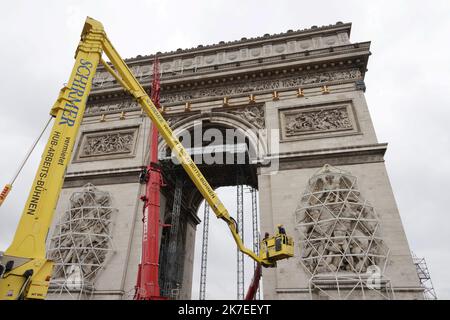 ©PHOTOPQR/LE PARISIEN/Delphine Goldsztejn ; Paris ; 27/07/2021 ; Arc de Triomphe empaqueté début de l'installationde l'Arc de Triomphe empaqueté Le Centre des Monuments nationaux vient d'annoncer que le projet d'empaquetage de l'Arc de Triomphe, porté depuis 2017 par l'artiste Christo, serait concrétisé en septembre prochain pour une durée de 16 jours. L'occasion de mettre en Lumière le Monument parisien tout en rendant Hommage à l'artiste, disparu en Mai 2020. Paris Le 27/07/2021 Foto : Delphine Goldsztejn - Paris, Frankreich, juli 27. 2021. Die Skulpturen des Triumphbogens sind geschützt Stockfoto