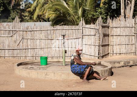 ©Chris Huby / Le Pictorium/MAXPPP - Chris Huby / Le Pictorium - 25/6/2021 - Mosambik / Cabo Delgado / Mueda - Mosambik / Cabo Delgado / Mueda District / Village de Nanhala / Une vieille dame deplacee besuchen eine cote de la fontaine d'Eau sous un Soleil ecrasant. / 25/6/2021 - Mosambik / Cabo Delgado / Mueda - Mosambik / Cabo Delgado / Mueda District / Nanhala Village / eine alte Vertriebene wartet neben dem Wasserbrunnen unter der sengenden Sonne. Stockfoto