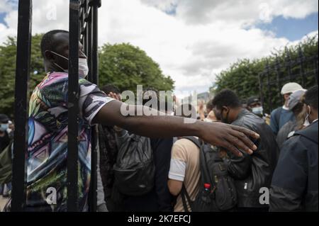 ©Julien Mattia / Le Pictorium/MAXPPP - Julien Mattia / Le Pictorium - 29/7/2021 - Frankreich / Ile-de-France / Paris - A l'Appel des Collectifs d'aides aux Migrants tel que solidarite Migrant Wilson, Utopia 56 et le DAL des centaines de tentes sont installees pour protester contre la politique migratoire Francaise, Lors de l'Occupation de la Place des Vosges, a Paris, le 29 Juillet 2021 / 29/7/2021 - Frankreich / Ile-de-France (Region) / Paris - während der Besetzung des Place des Vosges in Paris am 29. Juli 2021 wurden Hunderte von Zelten errichtet, um gegen die französische Migrationspolitik zu protestieren. Fol Stockfoto