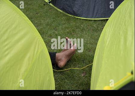 ©Julien Mattia / Le Pictorium/MAXPPP - Julien Mattia / Le Pictorium - 29/7/2021 - Frankreich / Ile-de-France / Paris - A l'Appel des Collectifs d'aides aux Migrants tel que solidarite Migrant Wilson, Utopia 56 et le DAL des centaines de tentes sont installees pour protester contre la politique migratoire Francaise, Lors de l'Occupation de la Place des Vosges, a Paris, le 29 Juillet 2021 / 29/7/2021 - Frankreich / Ile-de-France (Region) / Paris - während der Besetzung des Place des Vosges in Paris am 29. Juli 2021 wurden Hunderte von Zelten errichtet, um gegen die französische Migrationspolitik zu protestieren. Fol Stockfoto