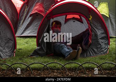 ©Julien Mattia / Le Pictorium/MAXPPP - Julien Mattia / Le Pictorium - 29/7/2021 - Frankreich / Ile-de-France / Paris - A l'Appel des Collectifs d'aides aux Migrants tel que solidarite Migrant Wilson, Utopia 56 et le DAL des centaines de tentes sont installees pour protester contre la politique migratoire Francaise, Lors de l'Occupation de la Place des Vosges, a Paris, le 29 Juillet 2021 / 29/7/2021 - Frankreich / Ile-de-France (Region) / Paris - während der Besetzung des Place des Vosges in Paris am 29. Juli 2021 wurden Hunderte von Zelten errichtet, um gegen die französische Migrationspolitik zu protestieren. Fol Stockfoto