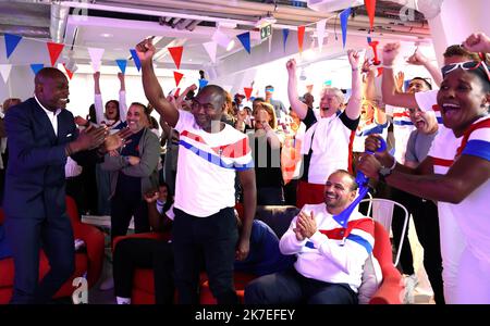 ©PHOTOPQR/LE PARISIEN/Delphine Goldsztejn ; Paris ; 27/07/2021 ; JO de Tokyo, victoire de Clarisse Agbegnenou Sège du coq sportif. Le comité de Supporters et la famille de Clarisse Agbegnenou réunis pour assister à la finale du tournoi de judo des - de 63 kg Sur la photo, Victor le père et Ahcène Goudjil, un de ses anciens entraîneurs en Club 21 rue Bachaumont, 75002 Paris Le 27/07/2021 Foto : Delphine Goldsztejn - Paris, Frankreich, juli 27. 2021. Familie und Freunde der Goldmedaillengewinnerin Clarisse Agbegnenou aus Frankreich, der Olympiasiegerin der Kategorie „Judo -63kg“ der Frauen in Tokio 2020 Stockfoto