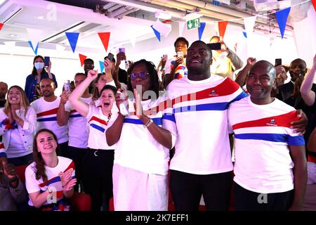 ©PHOTOPQR/LE PARISIEN/Delphine Goldsztejn ; Paris ; 27/07/2021 ; JO de Tokyo, victoire de Clarisse Agbegnenou Sège du coq sportif. Le comité de Supporters et la famille de Clarisse Agbegnenou réunis pour assister à la finale du tournoi de judo des - de 63 kg Sur la photo, au Premier Plan, Pauline la mère, Joris le frère er Victor le père 21 rue Bachaumont, 75002 Paris Le 27/07/2021 Foto : Delphine Goldsztejn - Paris, Frankreich, juli 27. 2021. Familie und Freunde der Goldmedaillengewinnerin Clarisse Agbegnenou aus Frankreich, der Olympiasiegerin der Kategorie „Judo -63kg“ der Frauen in Tokio 2020 Stockfoto