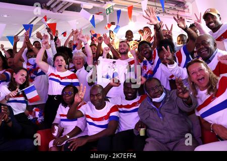 ©PHOTOPQR/LE PARISIEN/Delphine Goldsztejn ; Paris ; 27/07/2021 ; JO de Tokyo, victoire de Clarisse Agbegnenou Sège du coq sportif. Le comité de Supporters et la famille de Clarisse Agbegnenou réunis pour assister à la finale du tournoi de judo des - de 63 kg Sur la photo, au Premier Plan, Pauline la mère, Victor le père et Joris le frère 21 rue Bachaumont, 75002 Paris Le 27/07/2021 Foto : Delphine Goldsztejn - Paris, Frankreich, juli 27. 2021. Familie und Freunde der Goldmedaillengewinnerin Clarisse Agbegnenou aus Frankreich, der Olympiasiegerin der Kategorie „Judo -63kg“ der Frauen in Tokio 2020 Stockfoto