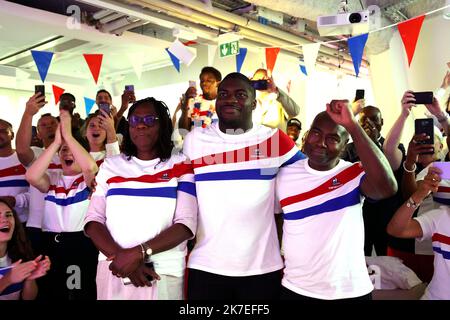 ©PHOTOPQR/LE PARISIEN/Delphine Goldsztejn ; Paris ; 27/07/2021 ; JO de Tokyo, victoire de Clarisse Agbegnenou Sège du coq sportif. Le comité de Supporters et la famille de Clarisse Agbegnenou réunis pour assister à la finale du tournoi de judo des - de 63 kg Sur la photo, au Premier Plan, Pauline la mère, Joris le frère er Victor le père 21 rue Bachaumont, 75002 Paris Le 27/07/2021 Foto : Delphine Goldsztejn - Paris, Frankreich, juli 27. 2021. Familie und Freunde der Goldmedaillengewinnerin Clarisse Agbegnenou aus Frankreich, der Olympiasiegerin der Kategorie „Judo -63kg“ der Frauen in Tokio 2020 Stockfoto