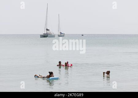 ©PHOTOPQR/LE PARISIEN/olivier corsan ; Sainte-Anne ; 01/08/2021 ; Sainte-Anne, Martinique, Frankreich, le 1er août 2021. Mathieu, sa femme Priscilla et leur fille Mila et leur ami ben profitent de la Plage des Salines normalement noire de monde un dimanche en plein été. Les touristes et les Martiniquais respectent ici le confinement qui vient d'être décrété pour trois semaines en Martinique, qui subit une quatrième vague de la pandémie du COVID-19 ou coronavirus. Le tourisme est à l'arrêt. GESUNDHEITSKRISE IN MARTINIQUE Stockfoto