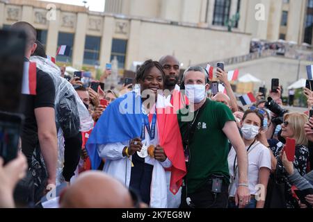 ©PHOTOPQR/LE PARISIEN/Bastien Moignoux ; Paris ; 02/08/2021 ; Paris (16e), France. 02/08/21. Le retour des médaillés des JO de Tokyo au Trocadéro. Madeleine Malonga (judo) célèbre sa médaille avec le public. - Paris, Frankreich, august 2. 2021. Französische Medaillengewinnerinnen der Olympischen Sommerspiele von Tokio 2020 zurück in Frankreich Stockfoto