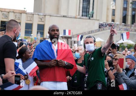 ©PHOTOPQR/LE PARISIEN/Bastien Moignoux ; Paris ; 02/08/2021 ; Paris (16e), France. 02/08/21. Le retour des médaillés des JO de Tokyo au Trocadéro. Teddy Riner (judo) célèbre ses médailles avec le public. - Paris, Frankreich, august 2. 2021. Französische Medaillengewinnerinnen der Olympischen Sommerspiele von Tokio 2020 zurück in Frankreich Stockfoto