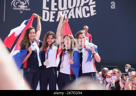 ©PHOTOPQR/LE PARISIEN/Bastien Moignoux ; Paris ; 02/08/2021 ; Paris (16e), France. 02/08/21. Le retour des médaillés des JO de Tokyo au Trocadéro. L'équipe féminine de saber célèbre sa médaille d'argent. - Paris, Frankreich, august 2. 2021. Französische Medaillengewinnerinnen der Olympischen Sommerspiele von Tokio 2020 zurück in Frankreich Stockfoto