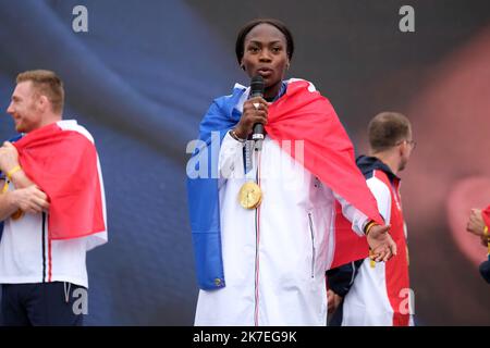 ©PHOTOPQR/LE PARISIEN/Bastien Moignoux ; Paris ; 02/08/2021 ; Paris (16e), France. 02/08/21. Le retour des médaillés des JO de Tokyo au Trocadéro. Clarisse Agbégnénou s'adresse au public sur la scène. - Paris, Frankreich, august 2. 2021. Französische Medaillengewinnerinnen der Olympischen Sommerspiele von Tokio 2020 zurück in Frankreich Stockfoto