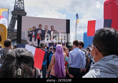 ©PHOTOPQR/LE PARISIEN/Bastien Moignoux ; Paris ; 02/08/2021 ; Paris (16e), France. 02/08/21. Le retour des médaillés des JO de Tokyo au Trocadéro. L'équipe mixte de Triathlon sur la scène avec public. - Paris, Frankreich, august 2. 2021. Französische Medaillengewinnerinnen der Olympischen Sommerspiele von Tokio 2020 zurück in Frankreich Stockfoto