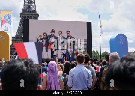 ©PHOTOPQR/LE PARISIEN/Bastien Moignoux ; Paris ; 02/08/2021 ; Paris (16e), France. 02/08/21. Le retour des médaillés des JO de Tokyo au Trocadéro. L'équipe mixte de Triathlon sur la scène avec public. - Paris, Frankreich, august 2. 2021. Französische Medaillengewinnerinnen der Olympischen Sommerspiele von Tokio 2020 zurück in Frankreich Stockfoto