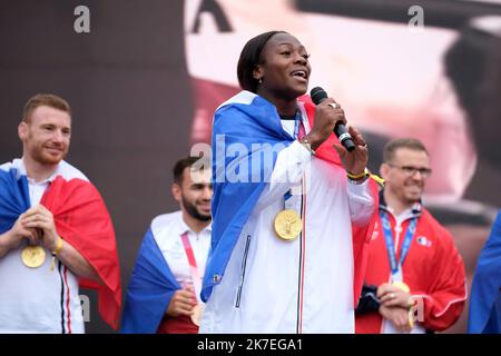 ©PHOTOPQR/LE PARISIEN/Bastien Moignoux ; Paris ; 02/08/2021 ; Paris (16e), France. 02/08/21. Le retour des médaillés des JO de Tokyo au Trocadéro. Clarisse Agbégnénou s'adresse au public sur la scène. - Paris, Frankreich, august 2. 2021. Französische Medaillengewinnerinnen der Olympischen Sommerspiele von Tokio 2020 zurück in Frankreich Stockfoto