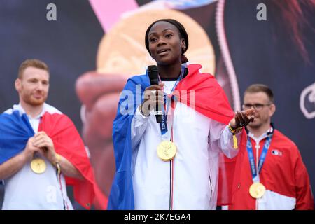 ©PHOTOPQR/LE PARISIEN/Bastien Moignoux ; Paris ; 02/08/2021 ; Paris (16e), France. 02/08/21. Le retour des médaillés des JO de Tokyo au Trocadéro. Clarisse Agbégnénou s'adresse au public sur la scène. - Paris, Frankreich, august 2. 2021. Französische Medaillengewinnerinnen der Olympischen Sommerspiele von Tokio 2020 zurück in Frankreich Stockfoto