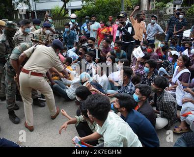 ©Abhisek Saha / Le Pictorium/MAXPPP - Abhisek Saha / Le Pictorium - 3/8/2021 - Inde / Tripura / Agartala - des etudiants et des candidats ayant echoue a l'examen Madhyamik (Classe 10) Manifest sous la banniere de la NSUI (National Students Union of India) Devant la maison du Ministre de l'Education, avec la demande d'une reussite a 100 % car il n'y a pas eu d'examen du conseil lors la pandemie COVID-19 a Agartala. / 3/8/2021 - Indien / Tripura / Agartala - Studenten und gescheiterte Madhyamik- (Klasse 10)-Kandidaten protestieren unter dem Banner der NSUI (National Students Union of India) in Fron Stockfoto