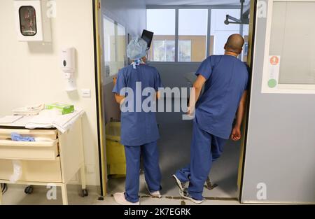 ©PHOTOPQR/LA PROVENCE/VALERIE VREL ; Marseille ; 06/08/2021 ; Reportage dans le Service de Réanimation des patients Covidés, à l'Hôpital de La Timone. Rencontre avec un Patient covidé de 34 ans, Wiliam Parpet, Gastronom sur le cours d'Estienne d'Orves, et d'une jeune femme de 27 ans, enceinte de 20 semaines, et qui a passé quelques jours en réanimation, tous deux ont présenté des formes grave et ont donc été placés en réanimation, Malgré leur jeune âge et l'absence de comorbidité. 100 % de la réanimation de l'Hôpital de La Timone est occupée par des personnes qui n'ont pas été vaccinées. - Stockfoto