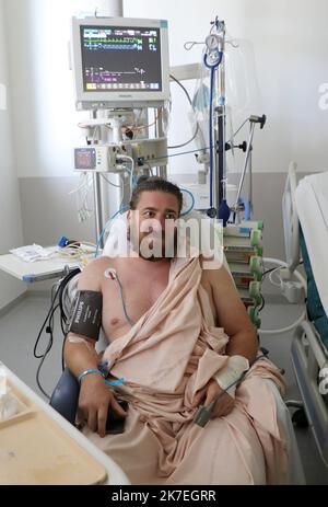 ©PHOTOPQR/LA PROVENCE/VALERIE VREL ; Marseille ; 06/08/2021 ; Reportage dans le Service de Réanimation des patients Covidés, à l'Hôpital de La Timone. Rencontre avec un Patient covidé de 34 ans, Wiliam Parpet, Gastronom sur le cours d'Estienne d'Orves, et d'une jeune femme de 27 ans, enceinte de 20 semaines, et qui a passé quelques jours en réanimation, tous deux ont présenté des formes grave et ont donc été placés en réanimation, Malgré leur jeune âge et l'absence de comorbidité. 100 % de la réanimation de l'Hôpital de La Timone est occupée par des personnes qui n'ont pas été vaccinées. - Stockfoto