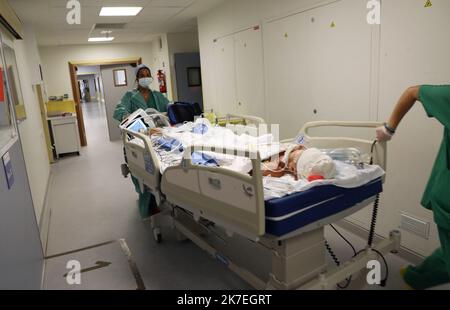 ©PHOTOPQR/LA PROVENCE/VALERIE VREL ; Marseille ; 06/08/2021 ; Reportage dans le Service de Réanimation des patients Covidés, à l'Hôpital de La Timone. Rencontre avec un Patient covidé de 34 ans, Wiliam Parpet, Gastronom sur le cours d'Estienne d'Orves, et d'une jeune femme de 27 ans, enceinte de 20 semaines, et qui a passé quelques jours en réanimation, tous deux ont présenté des formes grave et ont donc été placés en réanimation, Malgré leur jeune âge et l'absence de comorbidité. 100 % de la réanimation de l'Hôpital de La Timone est occupée par des personnes qui n'ont pas été vaccinées. - Stockfoto