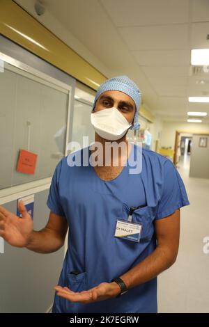 ©PHOTOPQR/LA PROVENCE/VALERIE VREL ; Marseille ; 06/08/2021 ; Reportage dans le Service de Réanimation des patients Covidés, à l'Hôpital de La Timone. Rencontre avec un Patient covidé de 34 ans, Wiliam Parpet, Gastronom sur le cours d'Estienne d'Orves, et d'une jeune femme de 27 ans, enceinte de 20 semaines, et qui a passé quelques jours en réanimation, tous deux ont présenté des formes grave et ont donc été placés en réanimation, Malgré leur jeune âge et l'absence de comorbidité. 100 % de la réanimation de l'Hôpital de La Timone est occupée par des personnes qui n'ont pas été vaccinées. - Stockfoto