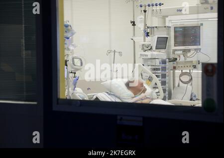 ©PHOTOPQR/LA PROVENCE/VALERIE VREL ; Marseille ; 06/08/2021 ; Reportage dans le Service de Réanimation des patients Covidés, à l'Hôpital de La Timone. Rencontre avec un Patient covidé de 34 ans, Wiliam Parpet, Gastronom sur le cours d'Estienne d'Orves, et d'une jeune femme de 27 ans, enceinte de 20 semaines, et qui a passé quelques jours en réanimation, tous deux ont présenté des formes grave et ont donc été placés en réanimation, Malgré leur jeune âge et l'absence de comorbidité. 100 % de la réanimation de l'Hôpital de La Timone est occupée par des personnes qui n'ont pas été vaccinées. - Stockfoto