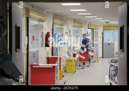 ©PHOTOPQR/LA PROVENCE/VALERIE VREL ; Marseille ; 06/08/2021 ; Reportage dans le Service de Réanimation des patients Covidés, à l'Hôpital de La Timone. Rencontre avec un Patient covidé de 34 ans, Wiliam Parpet, Gastronom sur le cours d'Estienne d'Orves, et d'une jeune femme de 27 ans, enceinte de 20 semaines, et qui a passé quelques jours en réanimation, tous deux ont présenté des formes grave et ont donc été placés en réanimation, Malgré leur jeune âge et l'absence de comorbidité. 100 % de la réanimation de l'Hôpital de La Timone est occupée par des personnes qui n'ont pas été vaccinées. - Stockfoto