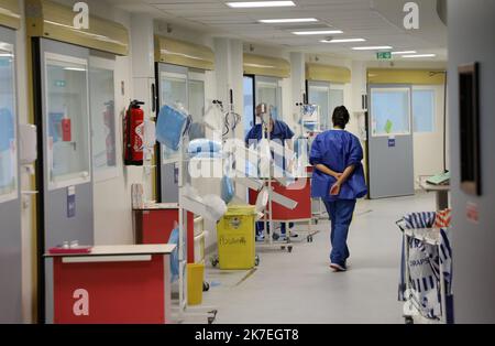 ©PHOTOPQR/LA PROVENCE/VALERIE VREL ; Marseille ; 06/08/2021 ; Reportage dans le Service de Réanimation des patients Covidés, à l'Hôpital de La Timone. Rencontre avec un Patient covidé de 34 ans, Wiliam Parpet, Gastronom sur le cours d'Estienne d'Orves, et d'une jeune femme de 27 ans, enceinte de 20 semaines, et qui a passé quelques jours en réanimation, tous deux ont présenté des formes grave et ont donc été placés en réanimation, Malgré leur jeune âge et l'absence de comorbidité. 100 % de la réanimation de l'Hôpital de La Timone est occupée par des personnes qui n'ont pas été vaccinées. - Stockfoto