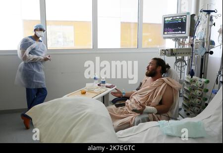 ©PHOTOPQR/LA PROVENCE/VALERIE VREL ; Marseille ; 06/08/2021 ; Reportage dans le Service de Réanimation des patients Covidés, à l'Hôpital de La Timone. Rencontre avec un Patient covidé de 34 ans, Wiliam Parpet, Gastronom sur le cours d'Estienne d'Orves, et d'une jeune femme de 27 ans, enceinte de 20 semaines, et qui a passé quelques jours en réanimation, tous deux ont présenté des formes grave et ont donc été placés en réanimation, Malgré leur jeune âge et l'absence de comorbidité. 100 % de la réanimation de l'Hôpital de La Timone est occupée par des personnes qui n'ont pas été vaccinées. - Stockfoto