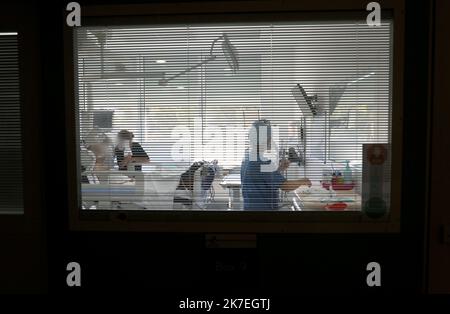 ©PHOTOPQR/LA PROVENCE/VALERIE VREL ; Marseille ; 06/08/2021 ; Reportage dans le Service de Réanimation des patients Covidés, à l'Hôpital de La Timone. Rencontre avec un Patient covidé de 34 ans, Wiliam Parpet, Gastronom sur le cours d'Estienne d'Orves, et d'une jeune femme de 27 ans, enceinte de 20 semaines, et qui a passé quelques jours en réanimation, tous deux ont présenté des formes grave et ont donc été placés en réanimation, Malgré leur jeune âge et l'absence de comorbidité. 100 % de la réanimation de l'Hôpital de La Timone est occupée par des personnes qui n'ont pas été vaccinées. - Stockfoto