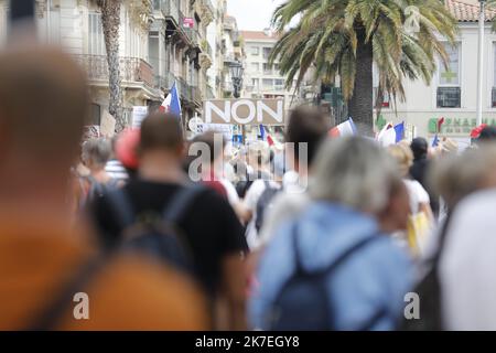 ©PHOTOPQR/NICE MATIN/Frank Muller ; Toulon ; 06/08/2021 ; manif antipass toulon Anti-Gesundheits-Pass und Anti-Impfstoff-Demonstration in Toulon in Südfrankreich. Stockfoto