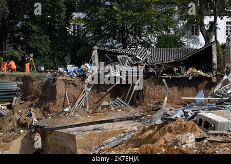 ©PHOTOPQR/VOIX DU NORD/FLORENT MOREAU ; 12/08/2021 ; ALLEMAGNE, LE 12.08.2021. La ville d'Erftstadt Blessem,en Rhenanie du Nord - Westfalie, un mois apres les inondations. Le 15 juillet, l'Erft est sortie de son lit et a provokque un gigantesque glissement de Terrain qui a Emporte des Maisons, des terres agricoles et le Centre equestre. Rste un immense cratere. FOTO FLORENT MOREAU LA VOIX DU NORD - 2021/0812. Deutschland überfluteten einen Monat nach der Katastrophe. Stockfoto