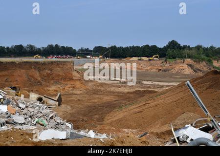 ©PHOTOPQR/VOIX DU NORD/FLORENT MOREAU ; 12/08/2021 ; ALLEMAGNE, LE 12.08.2021. La ville d'Erftstadt Blessem,en Rhenanie du Nord - Westfalie, un mois apres les inondations. Le 15 juillet, l'Erft est sortie de son lit et a provokque un gigantesque glissement de Terrain qui a Emporte des Maisons, des terres agricoles et le Centre equestre. Rste un immense cratere. FOTO FLORENT MOREAU LA VOIX DU NORD - 2021/0812. Deutschland überfluteten einen Monat nach der Katastrophe. Stockfoto