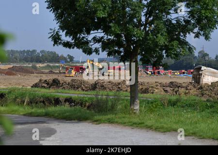 ©PHOTOPQR/VOIX DU NORD/FLORENT MOREAU ; 12/08/2021 ; ALLEMAGNE, LE 12.08.2021. La ville d'Erftstadt Blessem,en Rhenanie du Nord - Westfalie, un mois apres les inondations. Le 15 juillet, l'Erft est sortie de son lit et a provokque un gigantesque glissement de Terrain qui a Emporte des Maisons, des terres agricoles et le Centre equestre. Rste un immense cratere. FOTO FLORENT MOREAU LA VOIX DU NORD - 2021/0812. Deutschland überfluteten einen Monat nach der Katastrophe. Stockfoto