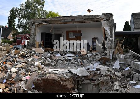 ©PHOTOPQR/VOIX DU NORD/FLORENT MOREAU ; 12/08/2021 ; ALLEMAGNE, LE 12.08.2021. La ville d'Erftstadt Blessem,en Rhenanie du Nord - Westfalie, un mois apres les inondations. Le 15 juillet, l'Erft est sortie de son lit et a provokque un gigantesque glissement de Terrain qui a Emporte des Maisons, des terres agricoles et le Centre equestre. Rste un immense cratere. FOTO FLORENT MOREAU LA VOIX DU NORD - 2021/0812. Deutschland überfluteten einen Monat nach der Katastrophe. Stockfoto