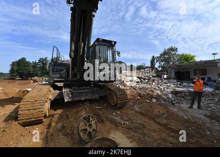 ©PHOTOPQR/VOIX DU NORD/FLORENT MOREAU ; 12/08/2021 ; ALLEMAGNE, LE 12.08.2021. La ville d'Erftstadt Blessem,en Rhenanie du Nord - Westfalie, un mois apres les inondations. Le 15 juillet, l'Erft est sortie de son lit et a provokque un gigantesque glissement de Terrain qui a Emporte des Maisons, des terres agricoles et le Centre equestre. Rste un immense cratere. FOTO FLORENT MOREAU LA VOIX DU NORD - 2021/0812. Deutschland überfluteten einen Monat nach der Katastrophe. Stockfoto