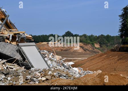 ©PHOTOPQR/VOIX DU NORD/FLORENT MOREAU ; 12/08/2021 ; ALLEMAGNE, LE 12.08.2021. La ville d'Erftstadt Blessem,en Rhenanie du Nord - Westfalie, un mois apres les inondations. Le 15 juillet, l'Erft est sortie de son lit et a provokque un gigantesque glissement de Terrain qui a Emporte des Maisons, des terres agricoles et le Centre equestre. Rste un immense cratere. FOTO FLORENT MOREAU LA VOIX DU NORD - 2021/0812. Deutschland überfluteten einen Monat nach der Katastrophe. Stockfoto