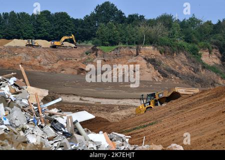 ©PHOTOPQR/VOIX DU NORD/FLORENT MOREAU ; 12/08/2021 ; ALLEMAGNE, LE 12.08.2021. La ville d'Erftstadt Blessem,en Rhenanie du Nord - Westfalie, un mois apres les inondations. Le 15 juillet, l'Erft est sortie de son lit et a provokque un gigantesque glissement de Terrain qui a Emporte des Maisons, des terres agricoles et le Centre equestre. Rste un immense cratere. FOTO FLORENT MOREAU LA VOIX DU NORD - 2021/0812. Deutschland überfluteten einen Monat nach der Katastrophe. Stockfoto