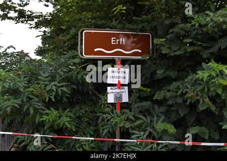 ©PHOTOPQR/VOIX DU NORD/FLORENT MOREAU ; 12/08/2021 ; ALLEMAGNE, LE 12.08.2021. La ville d'Erftstadt Blessem,en Rhenanie du Nord - Westfalie, un mois apres les inondations. Le 15 juillet, l'Erft est sortie de son lit et a provokque un gigantesque glissement de Terrain qui a Emporte des Maisons, des terres agricoles et le Centre equestre. Rste un immense cratere. FOTO FLORENT MOREAU LA VOIX DU NORD - 2021/0812. Deutschland überfluteten einen Monat nach der Katastrophe. Stockfoto