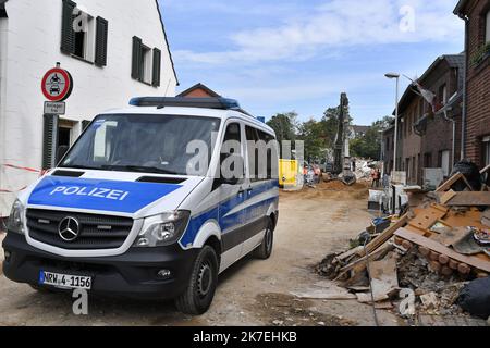 ©PHOTOPQR/VOIX DU NORD/FLORENT MOREAU ; 12/08/2021 ; ALLEMAGNE, LE 12.08.2021. La ville d'Erftstadt Blessem,en Rhenanie du Nord - Westfalie, un mois apres les inondations. Le 15 juillet, l'Erft est sortie de son lit et a provokque un gigantesque glissement de Terrain qui a Emporte des Maisons, des terres agricoles et le Centre equestre. Rste un immense cratere. FOTO FLORENT MOREAU LA VOIX DU NORD - 2021/0812. Deutschland überfluteten einen Monat nach der Katastrophe. Stockfoto