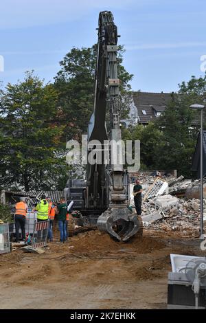 ©PHOTOPQR/VOIX DU NORD/FLORENT MOREAU ; 12/08/2021 ; ALLEMAGNE, LE 12.08.2021. La ville d'Erftstadt Blessem,en Rhenanie du Nord - Westfalie, un mois apres les inondations. Le 15 juillet, l'Erft est sortie de son lit et a provokque un gigantesque glissement de Terrain qui a Emporte des Maisons, des terres agricoles et le Centre equestre. Rste un immense cratere. FOTO FLORENT MOREAU LA VOIX DU NORD - 2021/0812. Deutschland überfluteten einen Monat nach der Katastrophe. Stockfoto