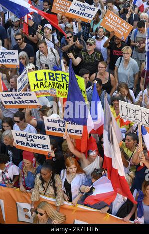 ©Julien Mattia / Le Pictorium/MAXPPP - Julien Mattia / Le Pictorium - 14/8/2021 - Frankreich / Ile-de-France / Paris - Nouvelle Manifestation des Anti-Pass sanitaire menee par Florian Philippot a Paris. / 14/8/2021 - Frankreich / Ile-de-France (Region) / Paris - Neue Demonstration der Anti-Sanitär-Pässe unter der Leitung von Florian Philippot in Paris. Stockfoto