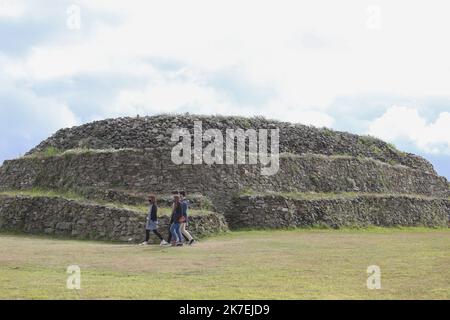 ©PHOTOPQR/OUEST FRANCE/QUEMENER YVES-MARIE ; Plouezoc'h ; 17/08/2021 ; Cairn de Barnenez (Finistère). Grand Mausolée datant du néolithique. - Cairn de Barnenez mit Blick auf die Bucht von Morlaix ist das Cairn de Barnenez das größte megalithische Mausoleum Europas und zugleich eines der ältesten der Welt – es stammt aus der Zeit vor Ägyptens Pyramiden. Mit 246ft (75m) und 82ft (25m) an seiner breitesten Stelle ist die Steingrabkammer ein muss für Fans der antiken Geschichte und Mysterien. Stockfoto