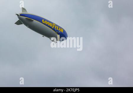 ©PHOTOPQR/L'EST REPUBLICAIN/Lionel VADAM ; Montbéliard ; 18/08/2021 ; Montbéliard le 18/08/2021 - Le dirigable Zeppelin NT « Blimp Goodyear » traverse le ciel du Pays de Montbéliard. Lang de 75 m, groß de 19,5 m et haut de 17,4 m, il s’agit du plus Grand dirigierbar semi-rigide au monde. Il peut atteindre la vitesse maximale de 125 km/h, voler jusqu’à 3 000 m d’Altitude, et transporter 14 personnes pour une autonomie de 1 000 km. Foto Lionel VADAM - Semi-Rigid-Luftschiff Zeppelin NT von Goodyear. Dieses Modell ist heute das größte seiner Art weltweit. Frankreich - Montbéliard 18. August 202 Stockfoto