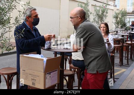 ©PHOTOPQR/Sud OUEST/Cottereau Fabien ; Bordeaux ; 19/08/2021 ; Au total, 20,000 bracelets vont être MIS à disposition des établissements dans les lieux touristiques les plus fréquentés de la Gironde, notamment à Bordeaux, dans le bassin d'Arcachon et à Saint-Emilion, selon l'UMIH (Union des métiers et des Industrie de l'Hôtellerie) départementale, qui a reçu l'aval des autorités. Laurent Tournier, le président de l'UMIH 33 a remis ce matin une centaine de Bracelets à un Gastronom Bordelais. - Gesundheitspass-Armbänder wurden in Südwestfrankreich getestet 20.000 Armbänder, die als Gesundheitspass dienen Stockfoto