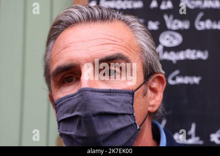 ©PHOTOPQR/Sud OUEST/Cottereau Fabien ; Bordeaux ; 19/08/2021 ; Au total, 20,000 bracelets vont être MIS à disposition des établissements dans les lieux touristiques les plus fréquentés de la Gironde, notamment à Bordeaux, dans le bassin d'Arcachon et à Saint-Emilion, selon l'UMIH (Union des métiers et des Industrie de l'Hôtellerie) départementale, qui a reçu l'aval des autorités. Laurent Tournier, le président de l'UMIH 33 a remis ce matin une centaine de Bracelets à un Gastronom Bordelais. - Gesundheitspass-Armbänder wurden in Südwestfrankreich getestet 20.000 Armbänder, die als Gesundheitspass dienen Stockfoto